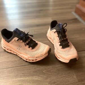 Women’s size 8 oncloud running shoes.